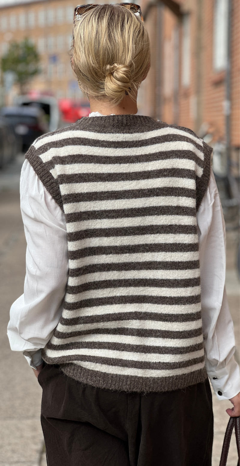 Fable strikvest i uld med striber taupe LikeLondon