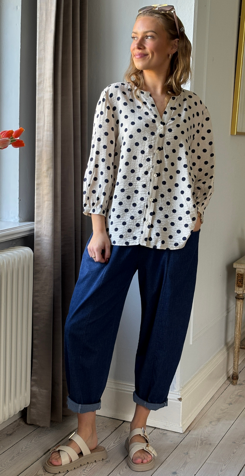 Alma bluse i krepp kvalitet med prikker moonbeam w. navy Freequent