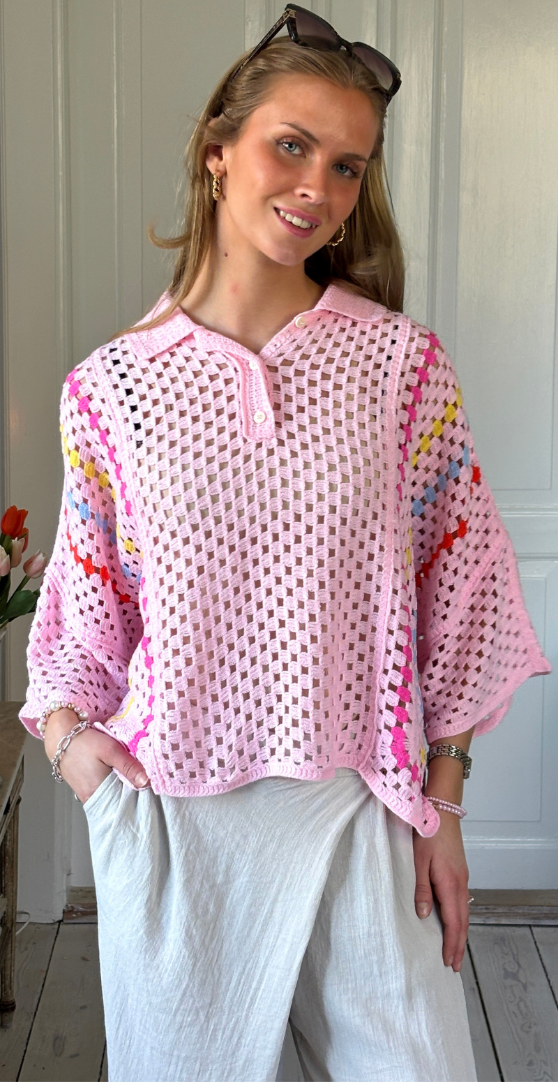 Thelma hæklet bluse med stolpelukning og krave rosa LikeLondon