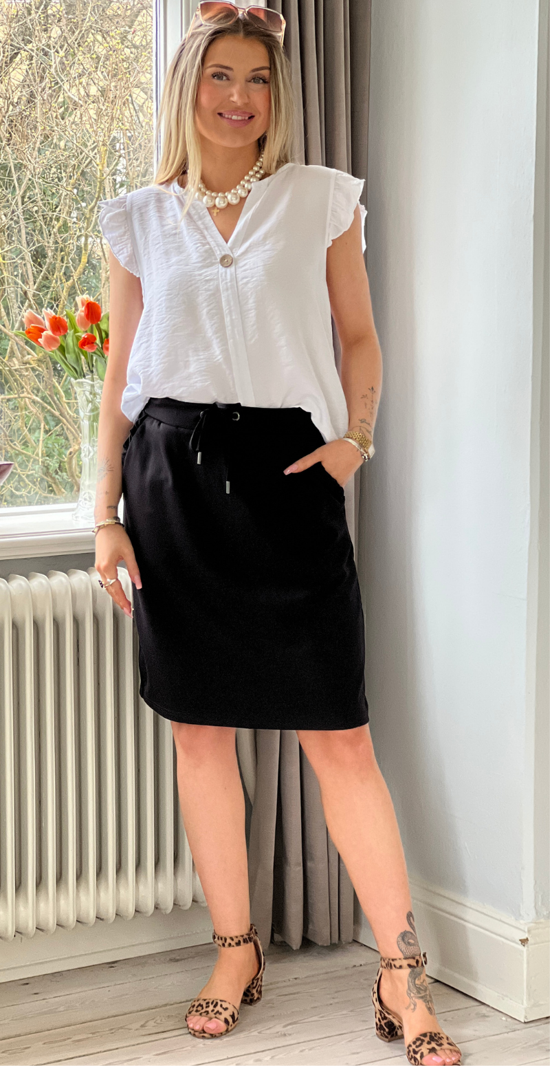 Evia nederdel med lommer og flæsedetaljer sort Stories