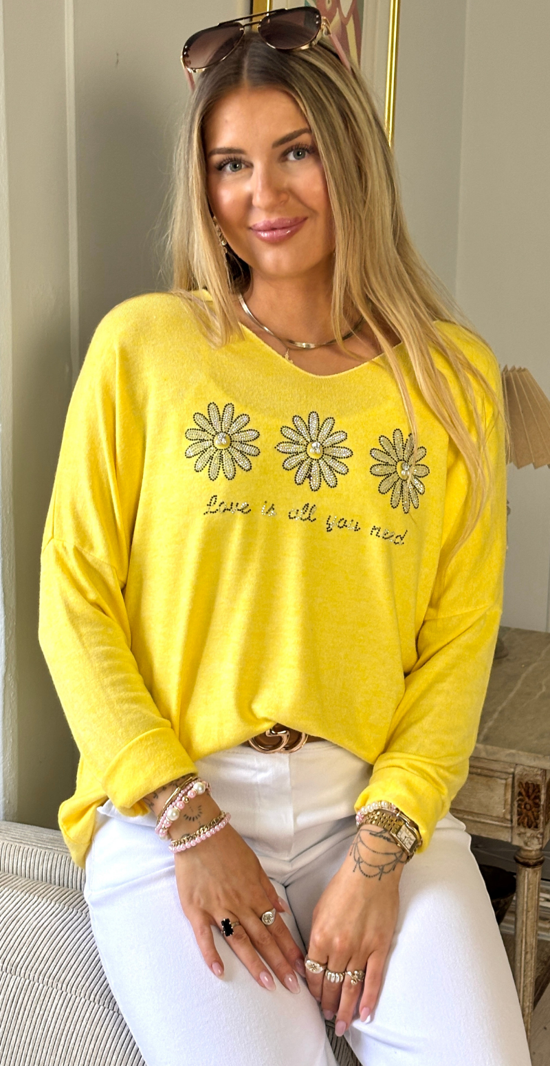 Tilda bluse med v-hals og 3 blomster med perler gul LikeLondon