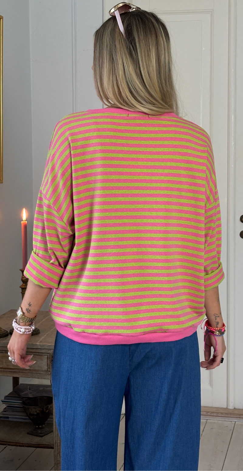 Zenia bluse i oversized pasform med striber grøn/pink LikeLondon