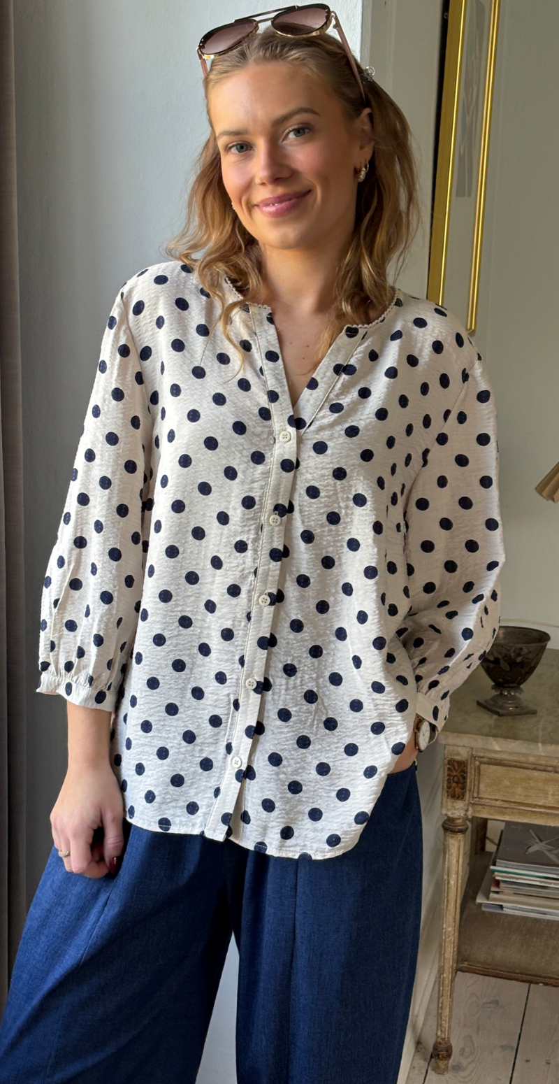 Alma bluse i krepp kvalitet med prikker moonbeam w. navy Freequent