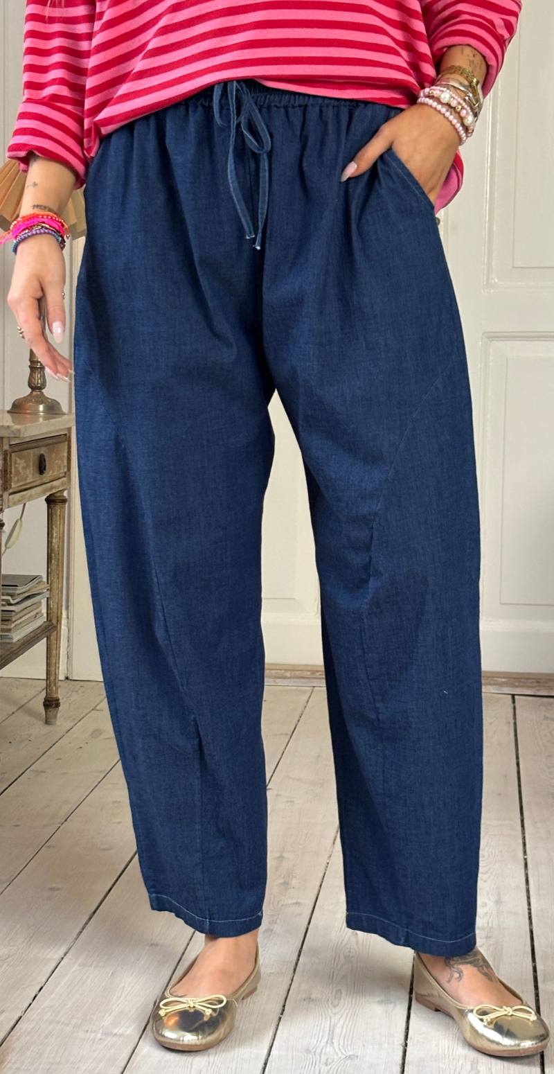 Forudbestil uge 8 Vally let denim buks med elastik i taljen dark jeans LikeLondon