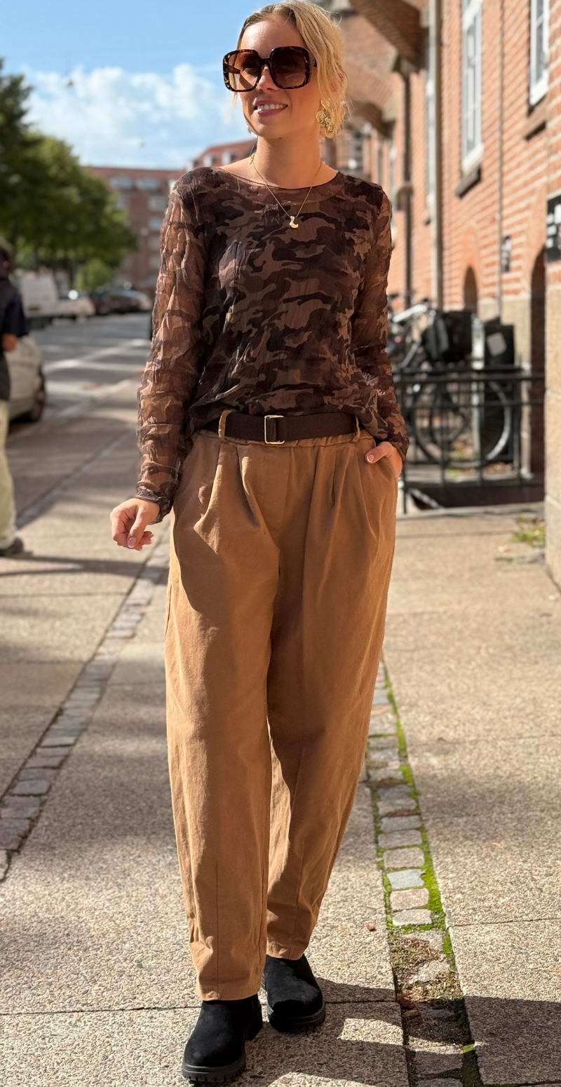 Therese bukser i twill med elastik i taljen og skrålommer camel LikeLondon
