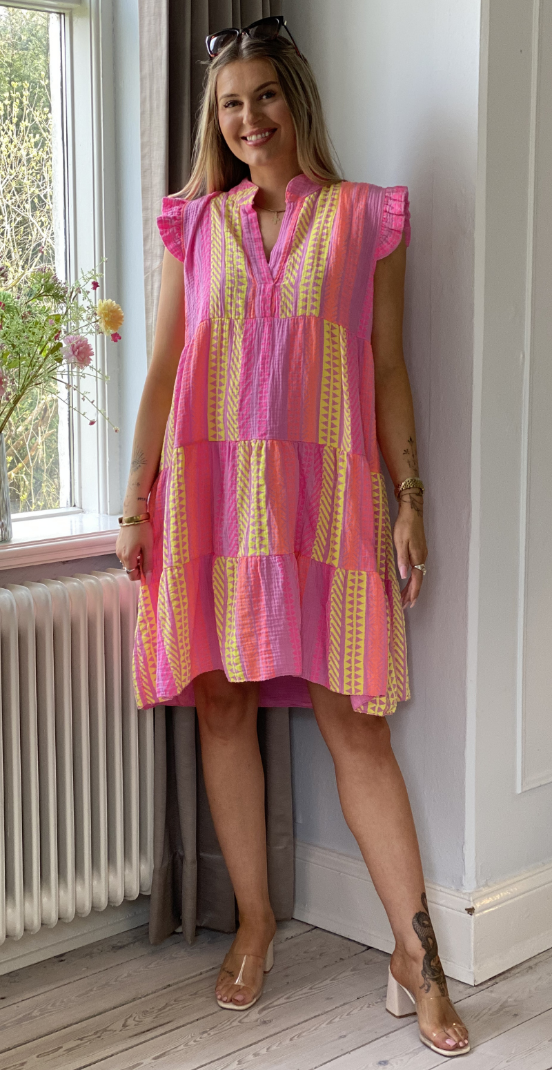 Fransiska kort kjole med peplum og grafisk mønster fuxia LikeLondon