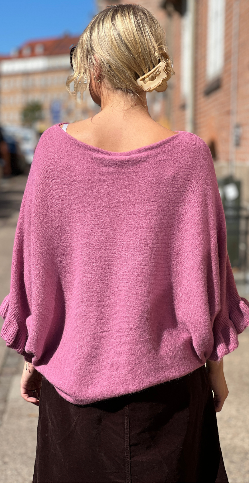 Louise strikbluse i baby alpaca med flæsedetaljer og 3/4 ærmer onion LikeLondon