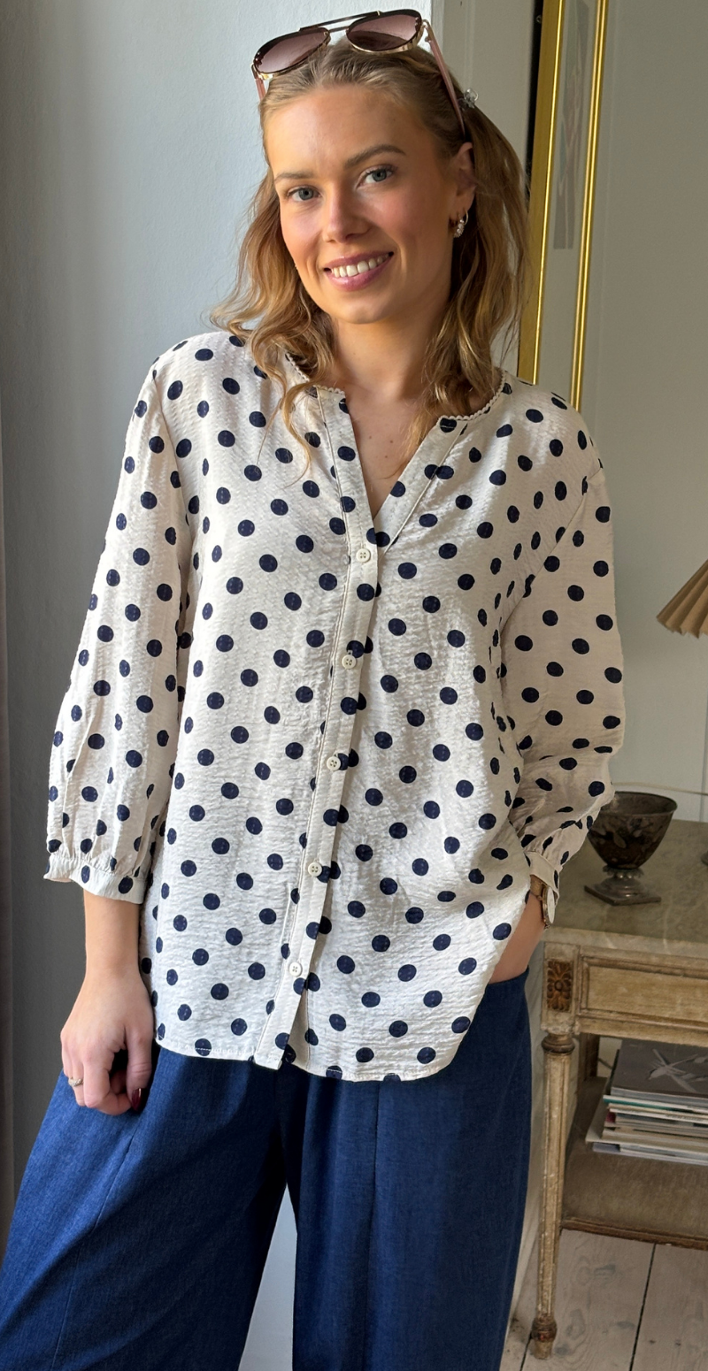 Alma bluse i krepp kvalitet med prikker moonbeam w. navy Freequent