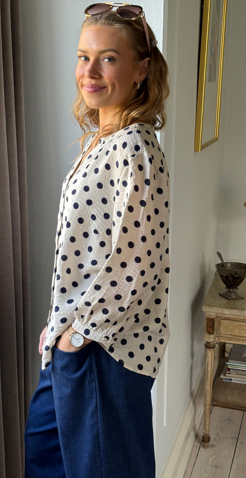 Alma bluse i krepp kvalitet med prikker moonbeam w. navy Freequent