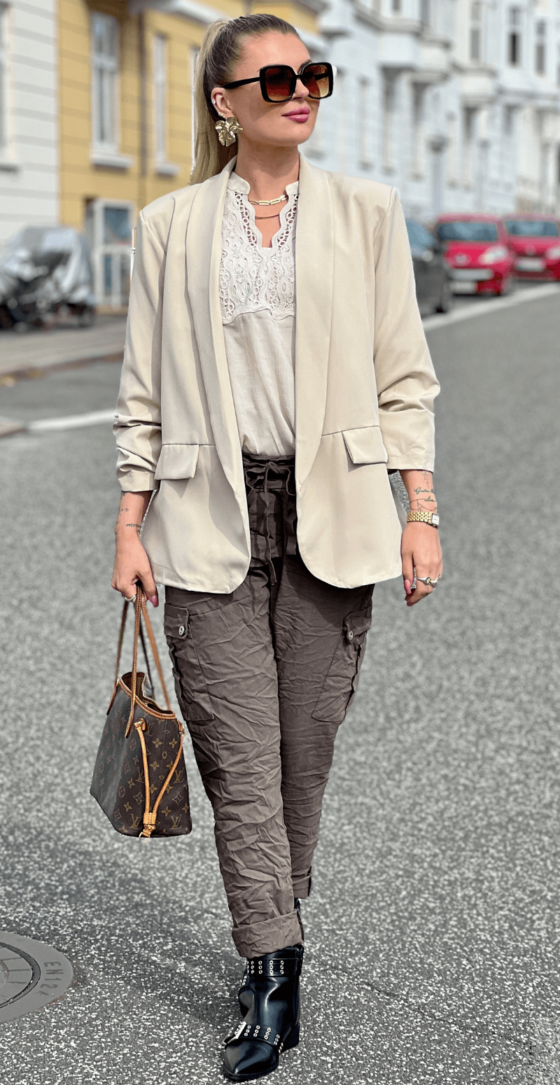 Sandy blazer med rynke effekt ved ærmet beige LikeLondon