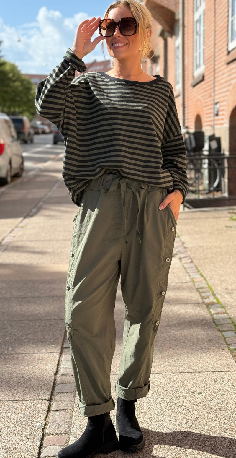 Zenia bluse med lange ærmer og striber sort/khaki LikeLondon