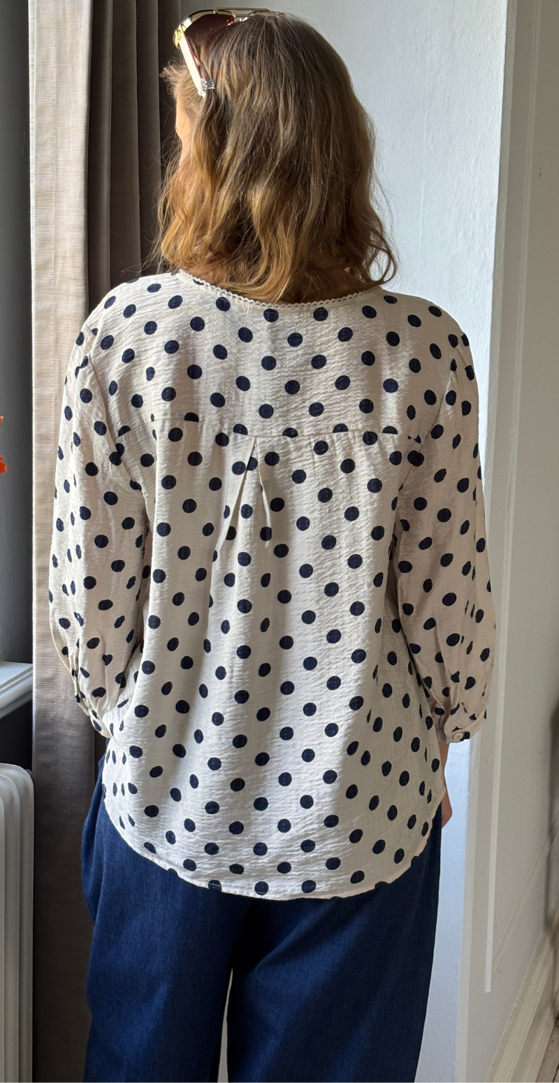 Alma bluse i krepp kvalitet med prikker moonbeam w. navy Freequent