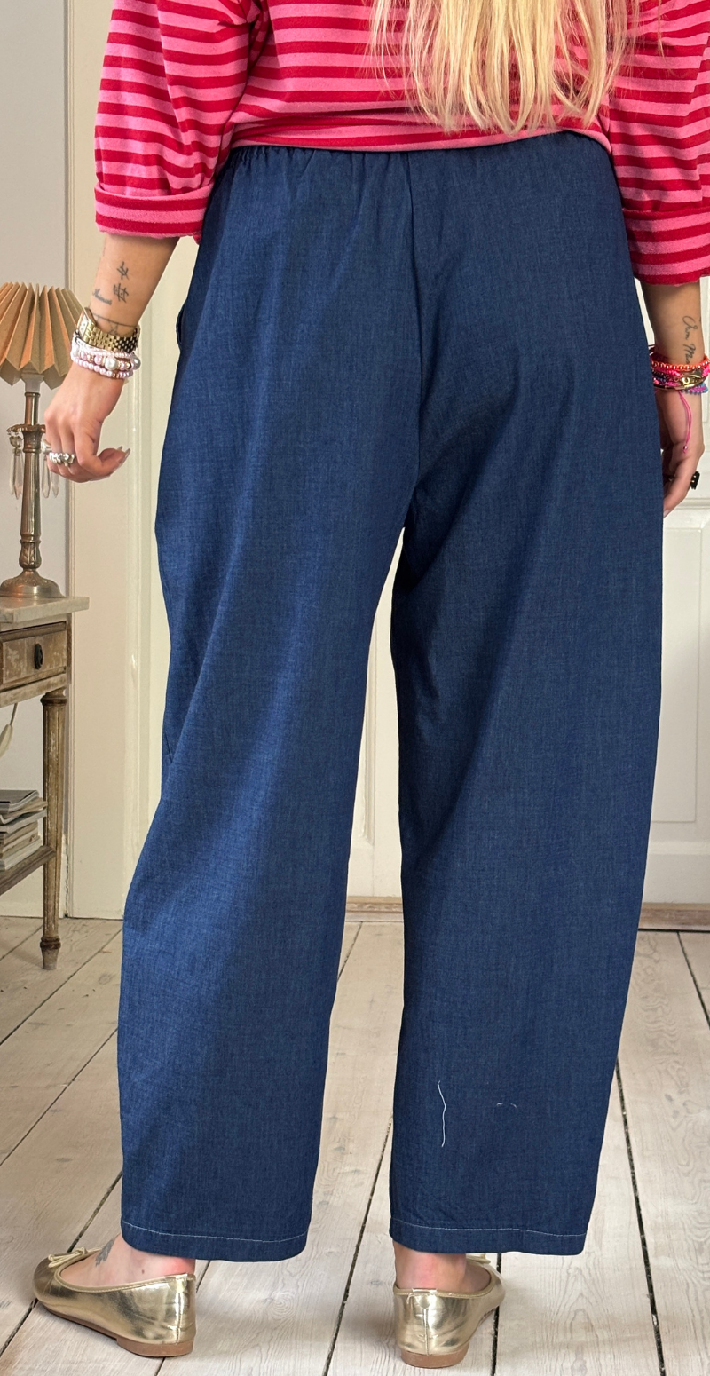 Forudbestil uge 8 Vally let denim buks med elastik i taljen dark jeans LikeLondon