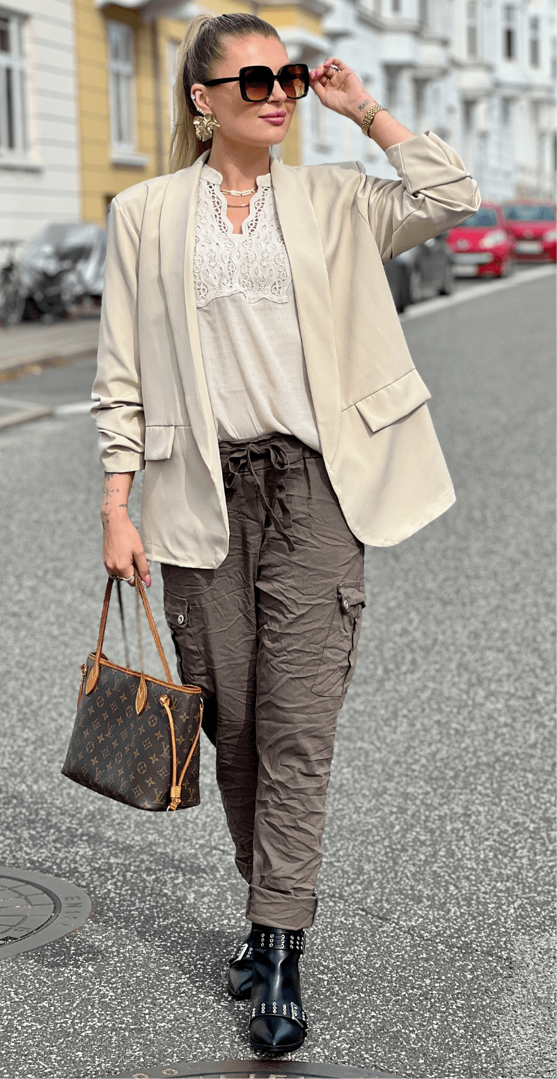 Sandy blazer med rynke effekt ved ærmet beige LikeLondon