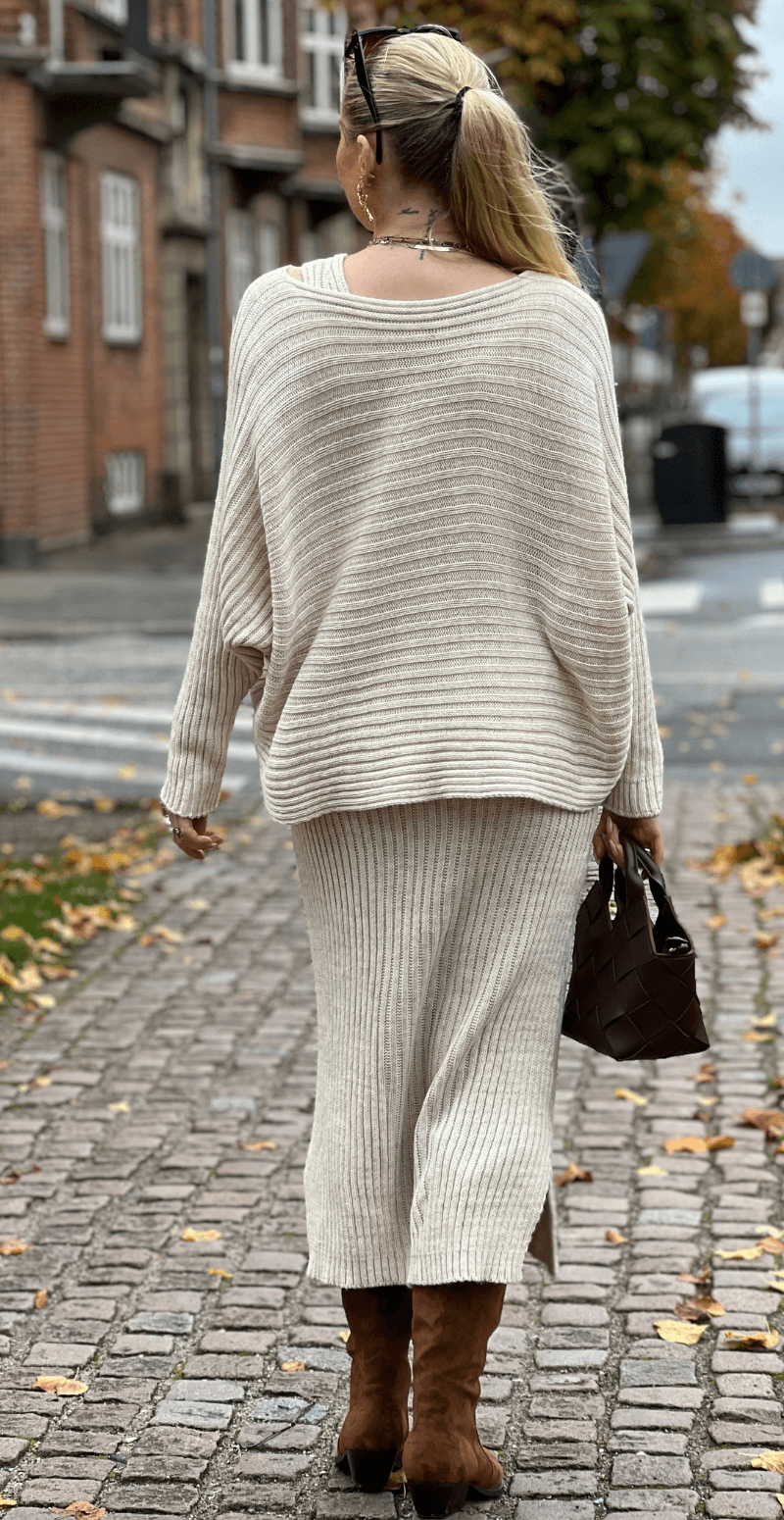 Nala sæt med kjole og strik beige LikeLondon