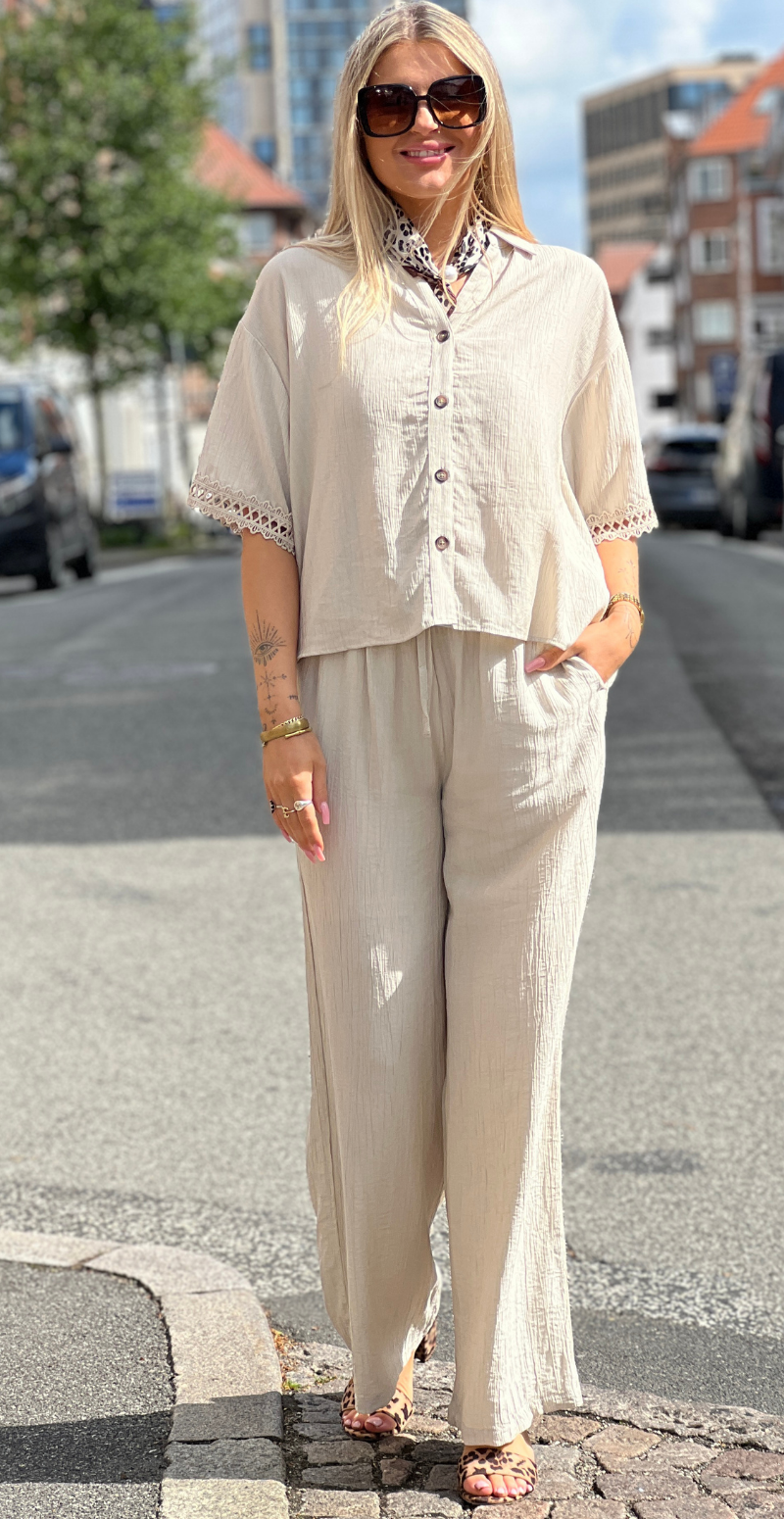 Regina skjortebluse med blondekant beige LikeLondon
