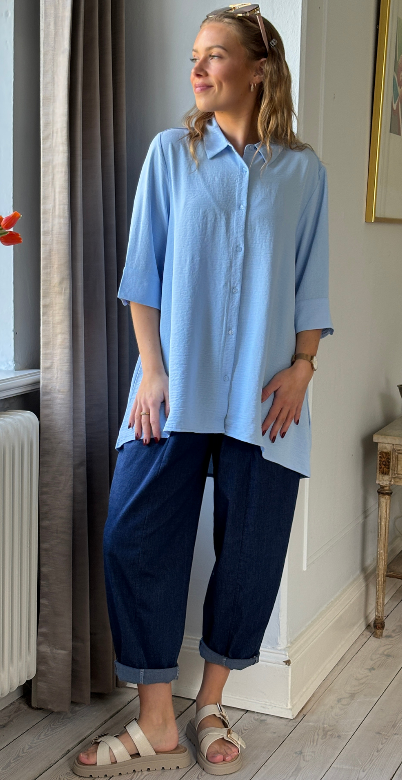 Carrie skjortebluse med længde bagtil lysblå LikeLondon