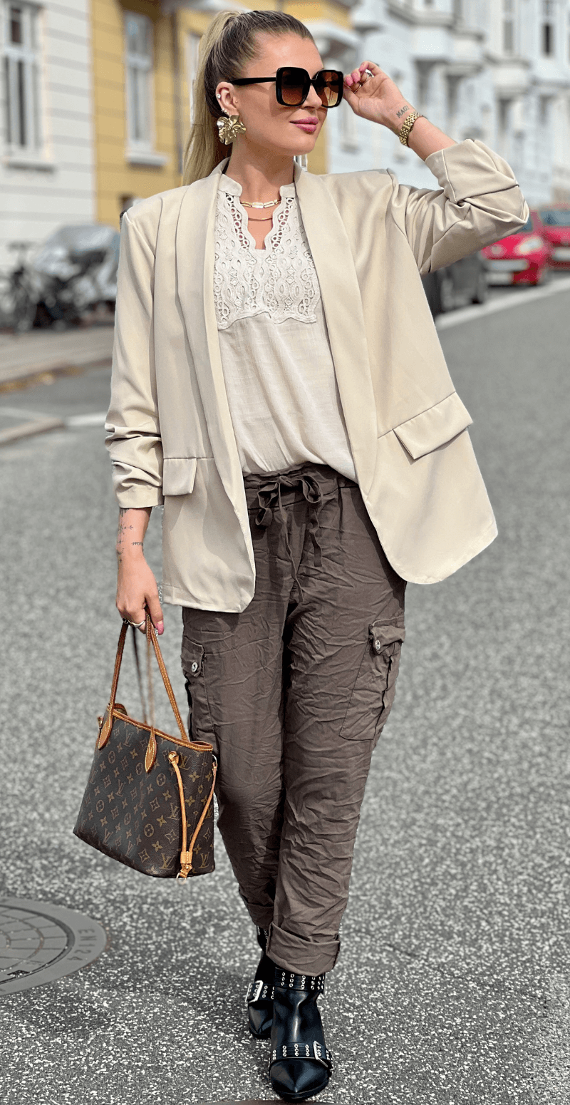 Sandy blazer med rynke effekt ved ærmet beige LikeLondon