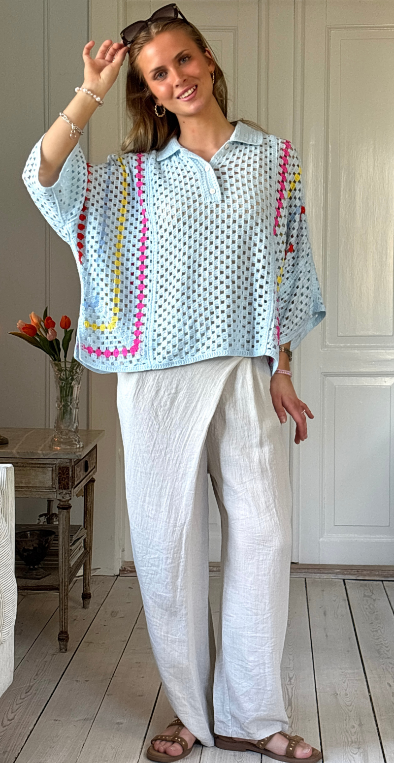 Thelma hæklet bluse med stolpelukning og krave lysblå LikeLondon