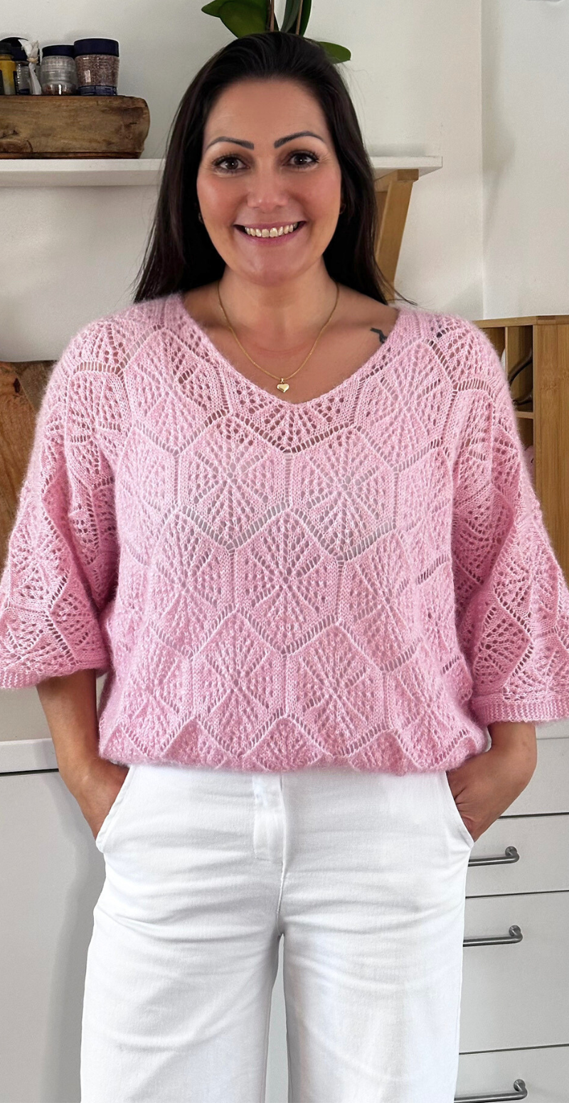 Gamma strikbluse med hulmønster rosa LikeLondon By Christina