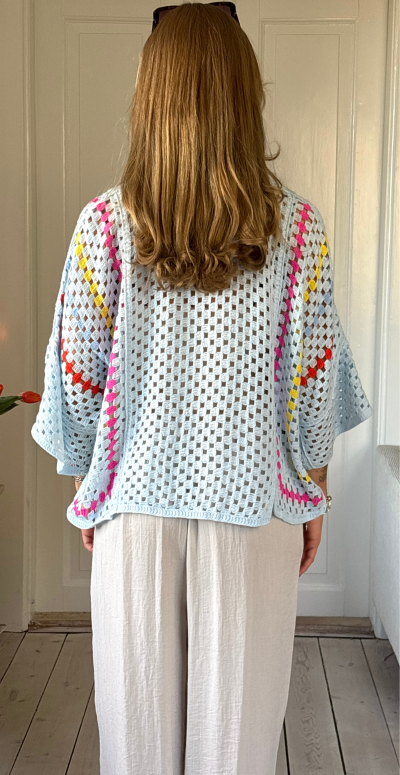 Thelma hæklet bluse med stolpelukning og krave lysblå LikeLondon