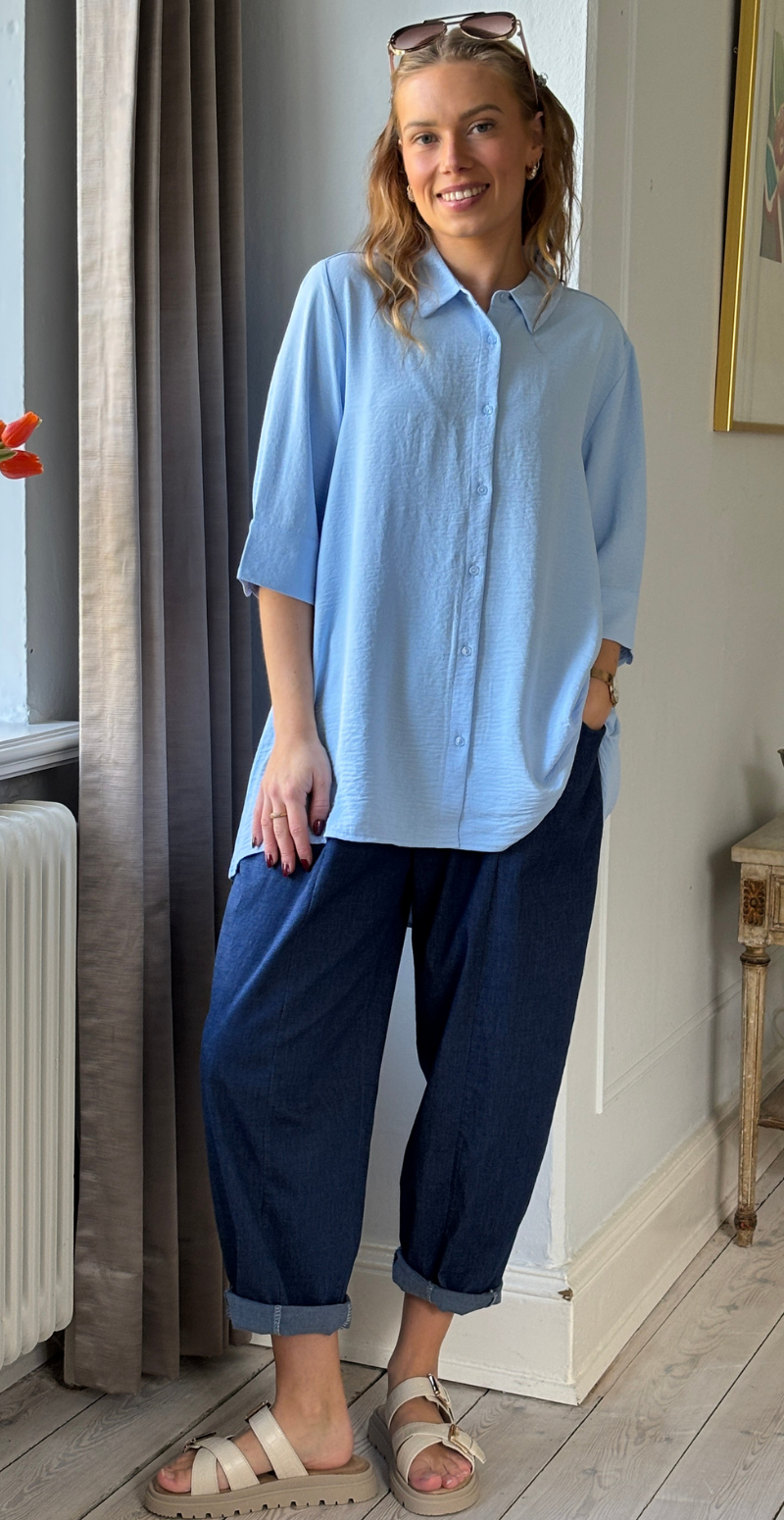 Carrie skjortebluse med længde bagtil lysblå LikeLondon
