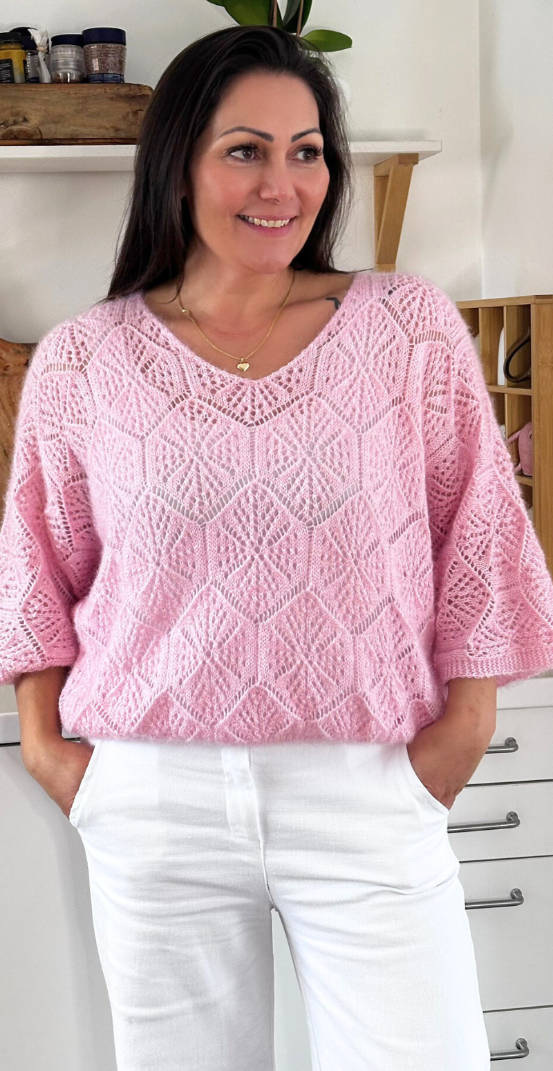 Gamma strikbluse med hulmønster rosa LikeLondon By Christina