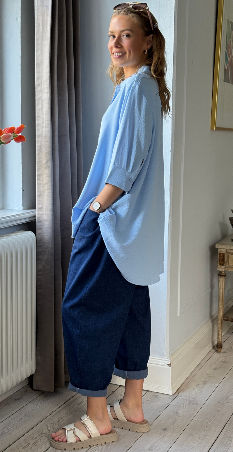 Carrie skjortebluse med længde bagtil lysblå LikeLondon