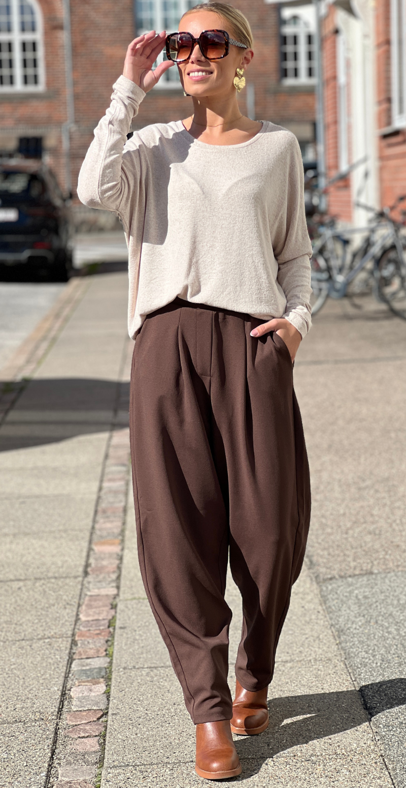 Siham bukser med høj talje og plisserede detaljer hot fudge soyaconcept
