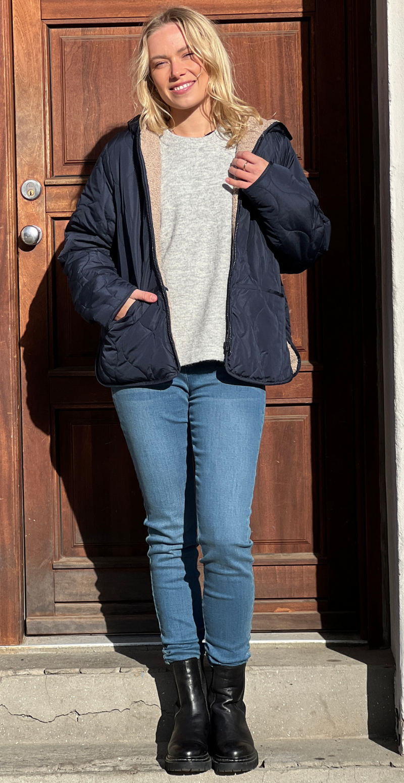 Amara kort vendbar jakke i quiltet og teddylook navy LikeLondon