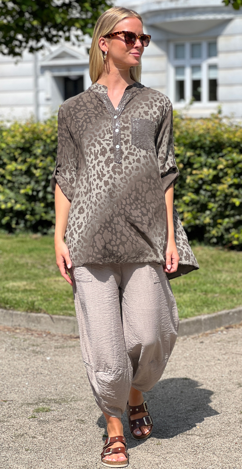 Karla bluse med leopardprint og pailletdetaljer mørkbrun LikeLondon