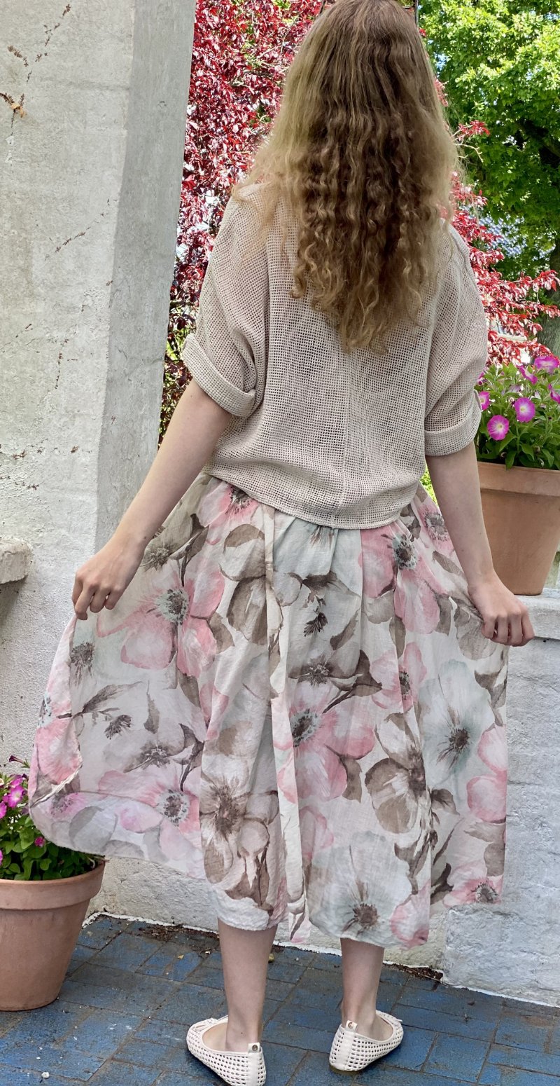 Ophelia kjole med blomsterprint og tynde stropper med tilhørende bluse beige LikeLondon