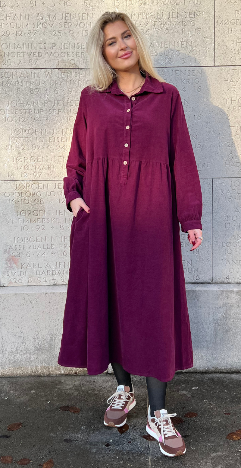 Elvira lang fløjlskjole med knap-detaljer blomme LikeLondon