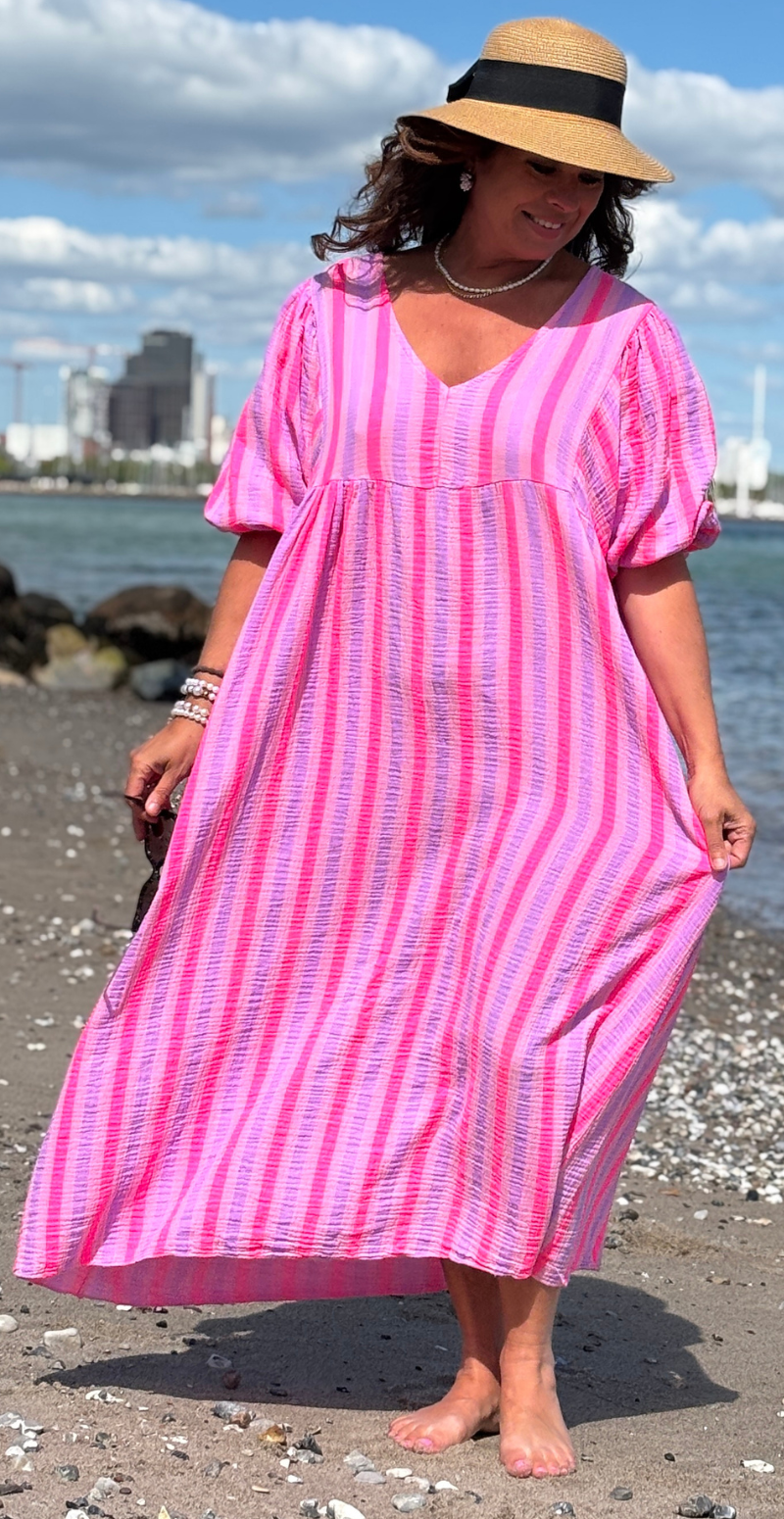 Zira lang kjole med striber og v-hals pink LikeLondon