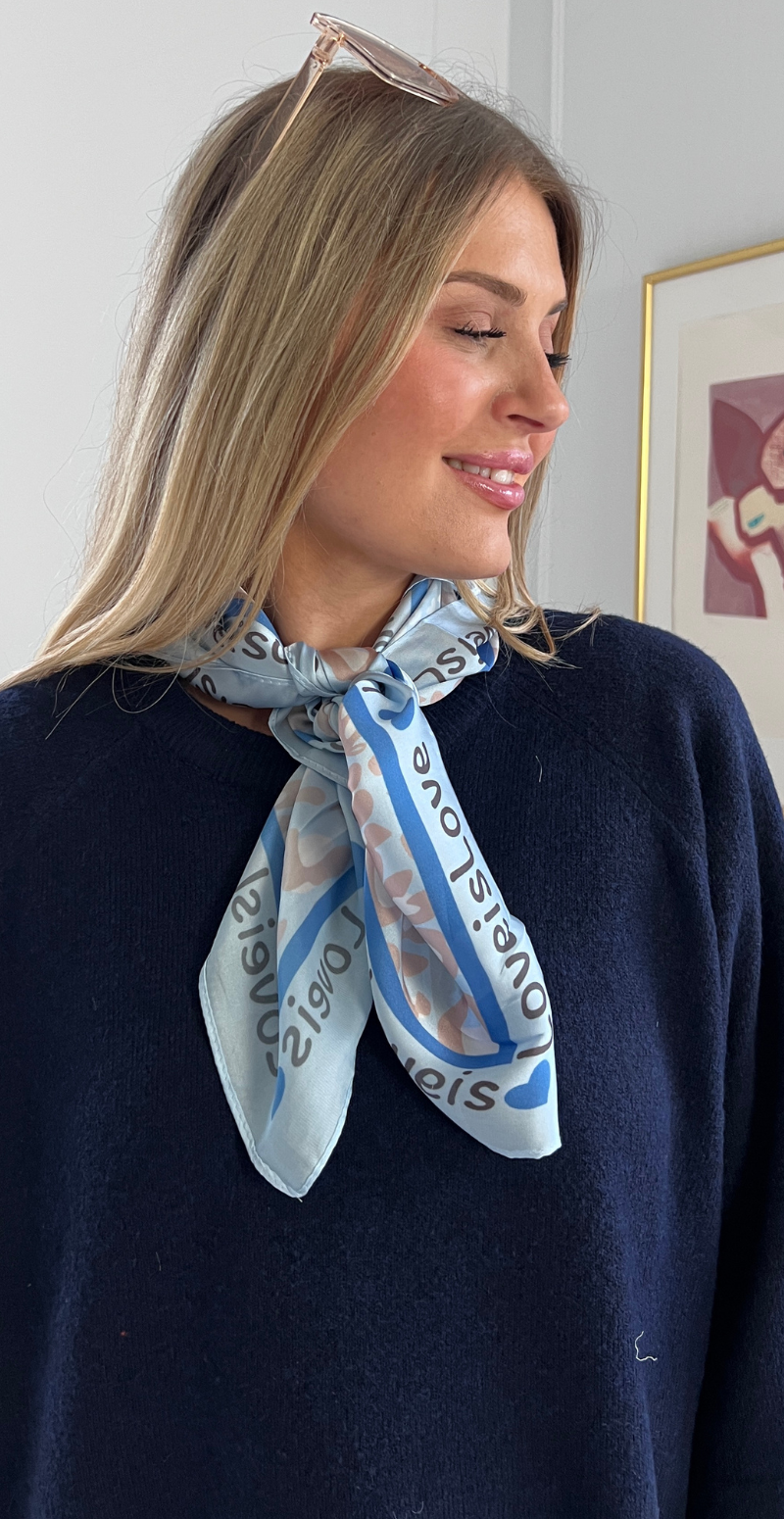 Tørklæde med "loveislove" og hjerter lysblå LikeLondon