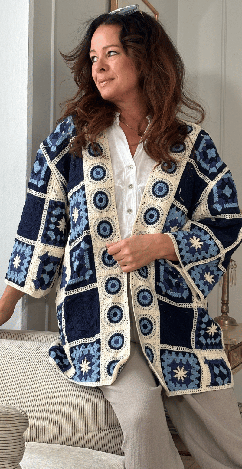 Ludmilla mellemlang cardigan med hæklet mønster blå LikeLondon