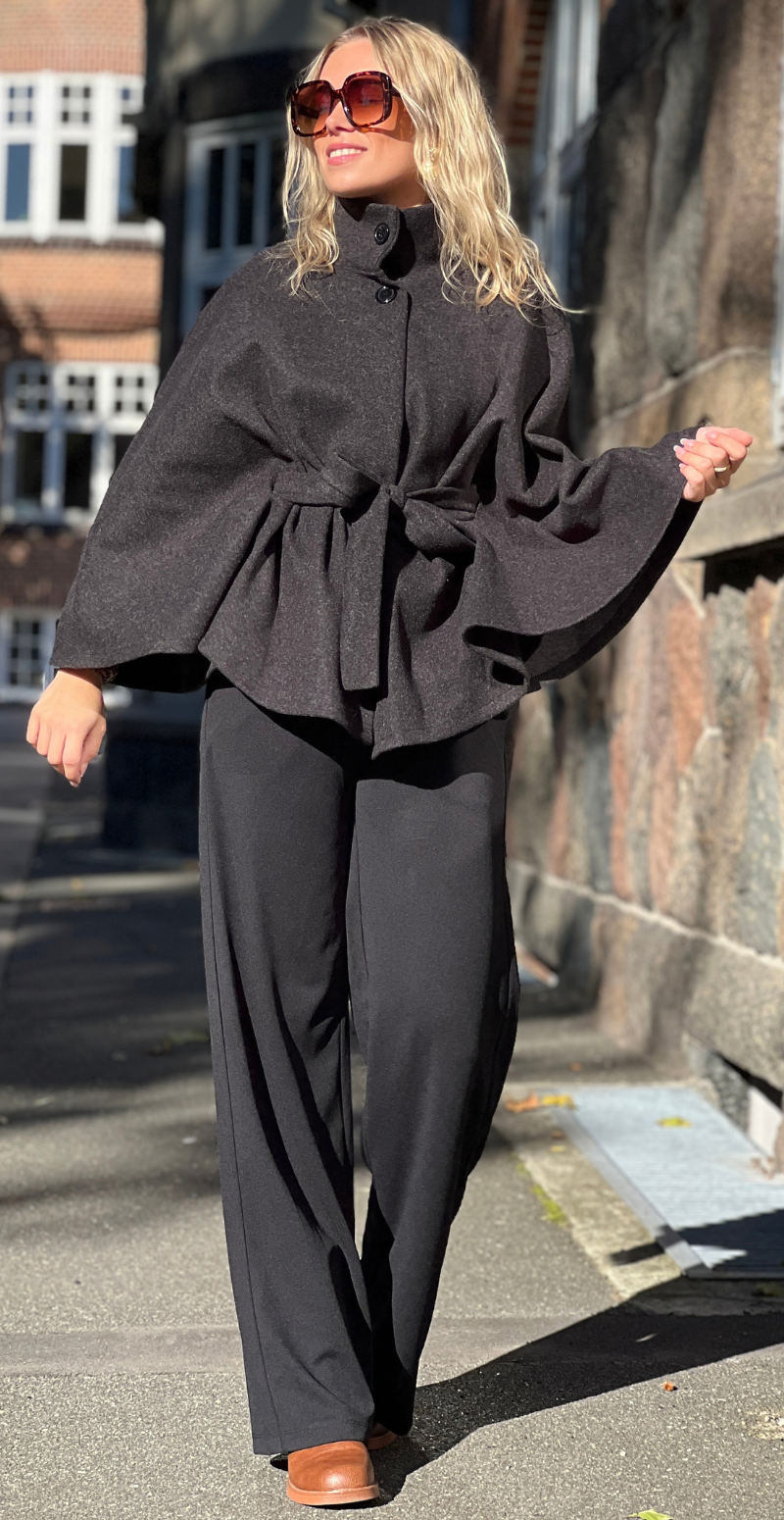 Antonella poncho med bindebånd sort LikeLondon
