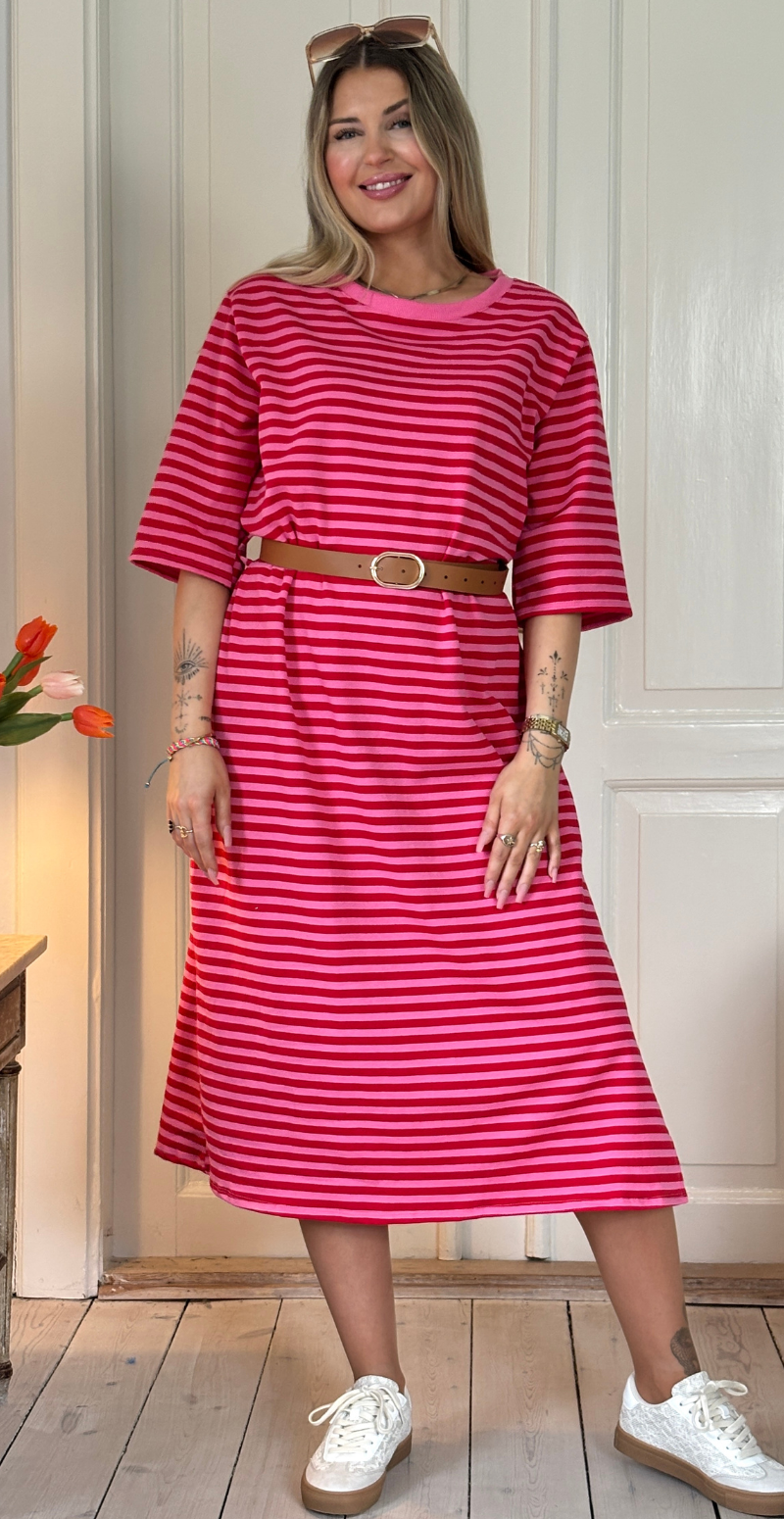 Zenia kjole med striber i pink/rød LikeLondon