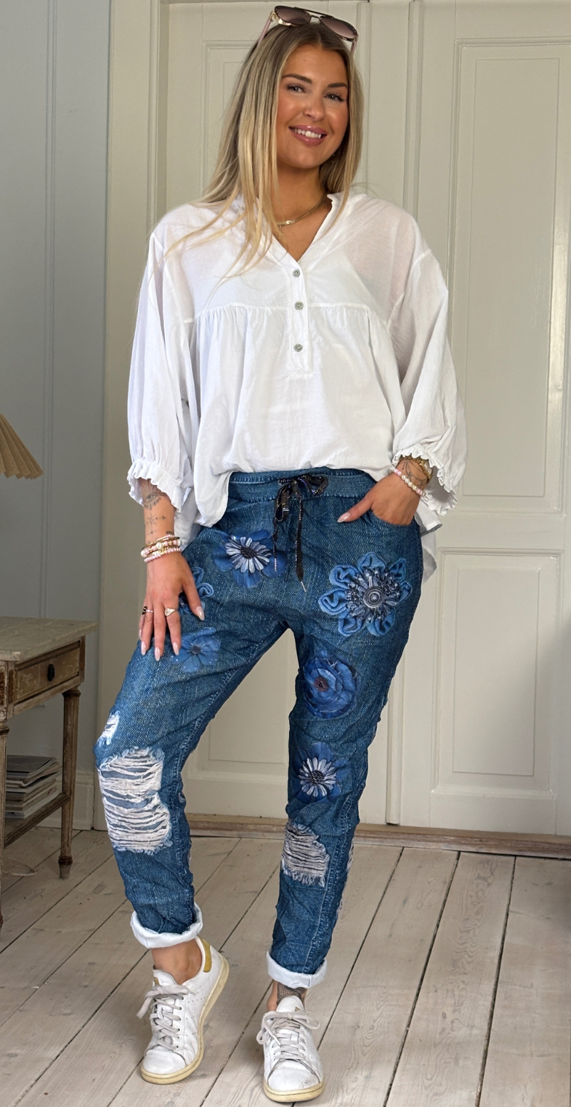 Sisse bukser i denimlook med blå blomster LikeLondon