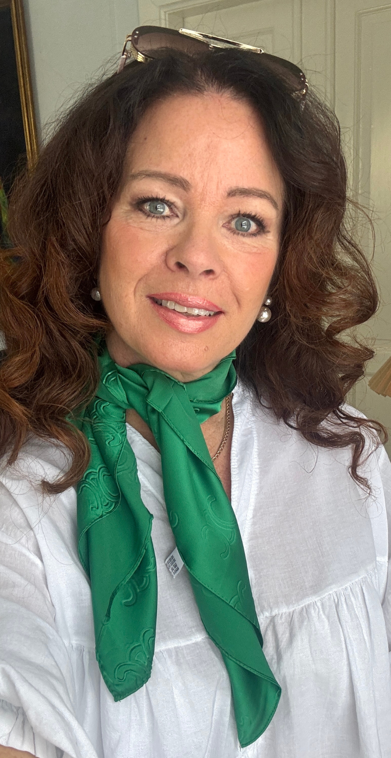 Silketørklæde med monogram mønster grøn LikeLondon