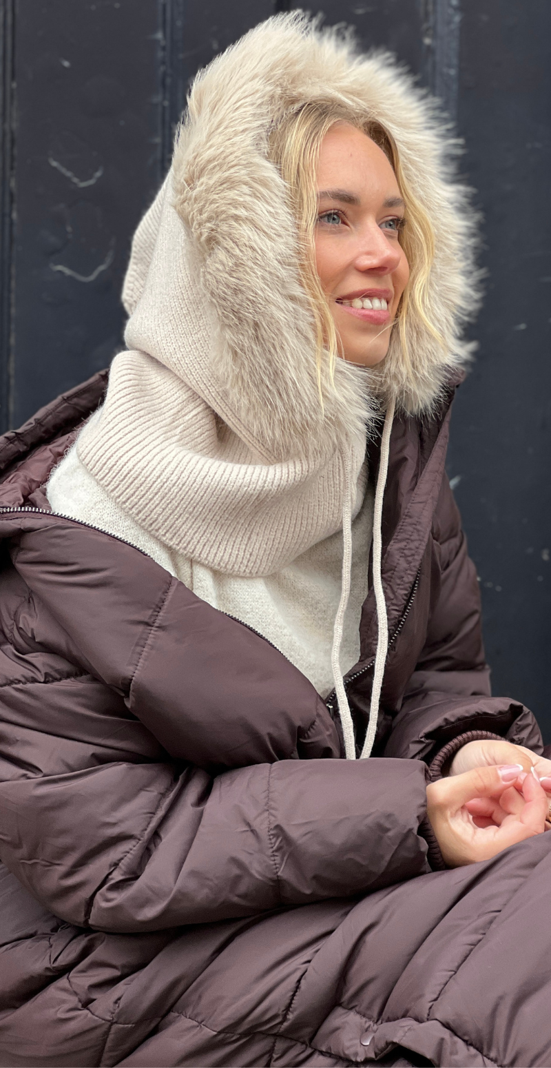 Balaclava med pelskant og snøre beige LikeLondon