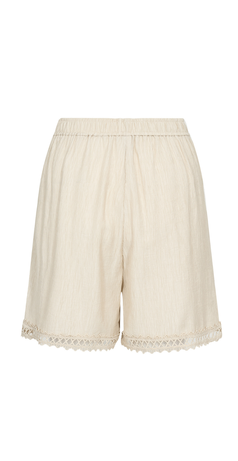 Regina bløde shorts med blondekant beige LikeLondon