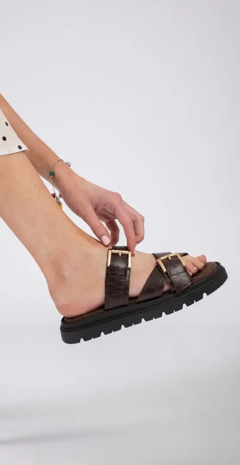 Sandal i imiteret skind med spænder mørk brun Duffy