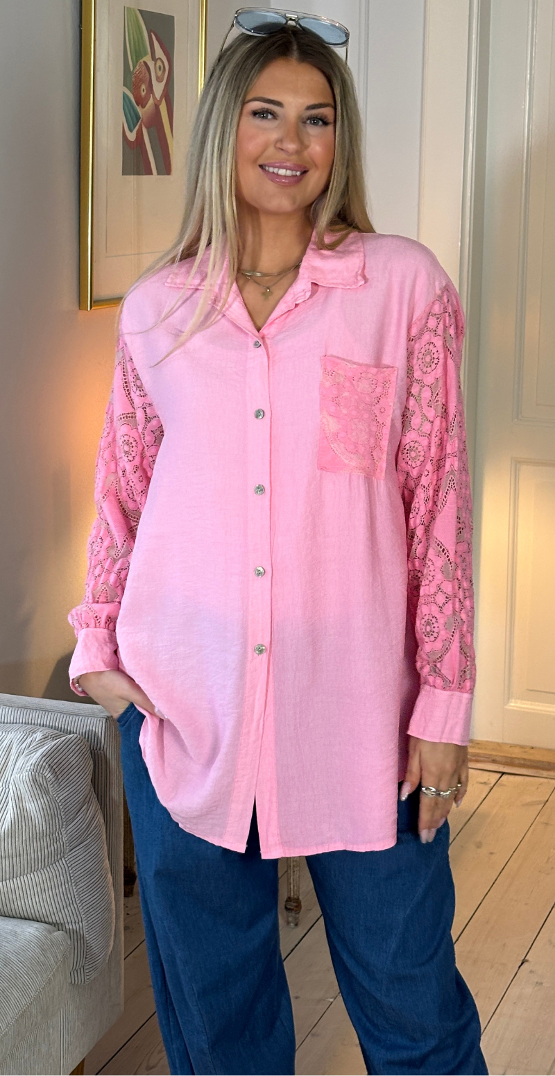 Simma skjorte med blondeærmer og lomme pink LikeLondon