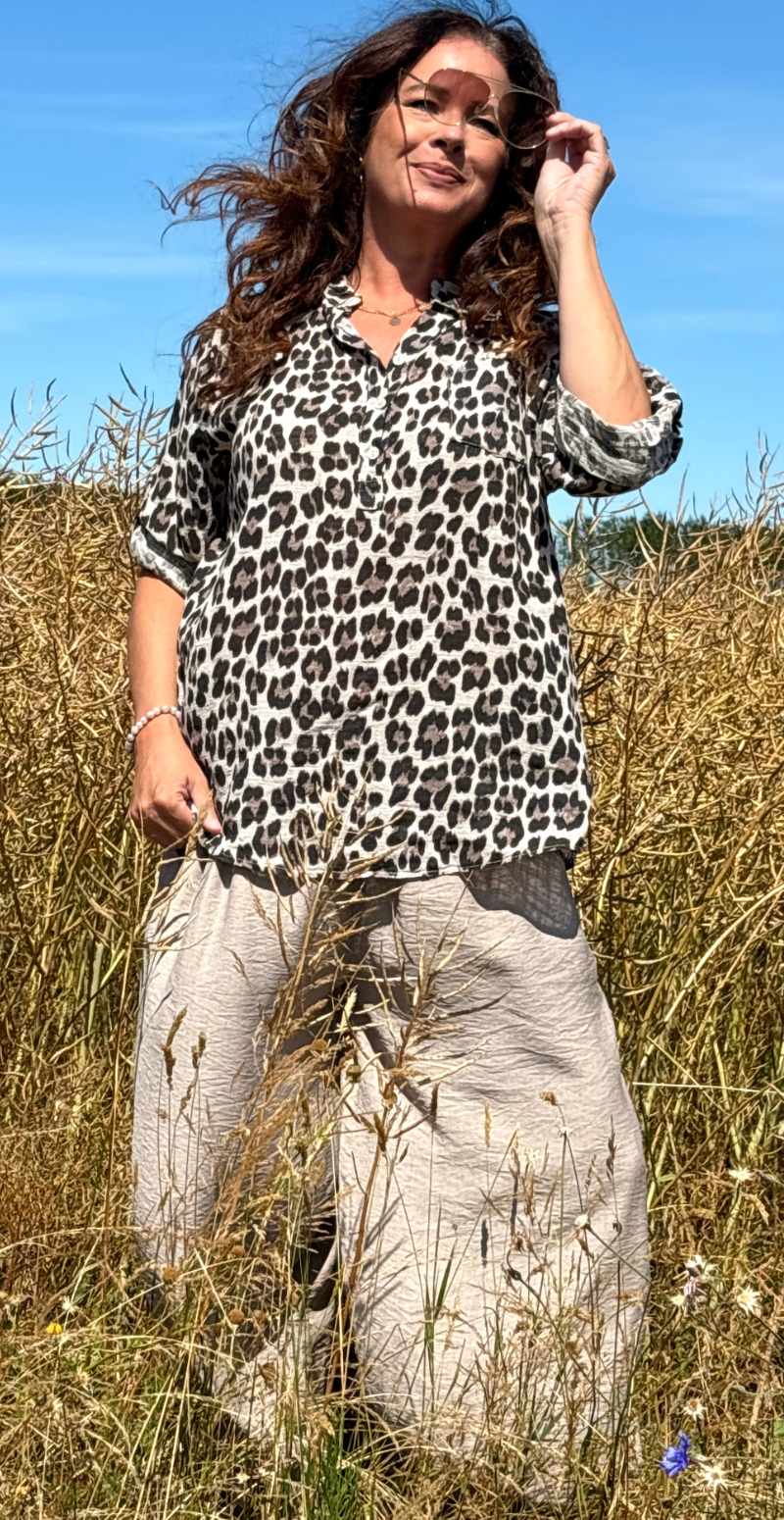 Amira bluse med lille brystlomme og leopardmønster beige LikeLondon