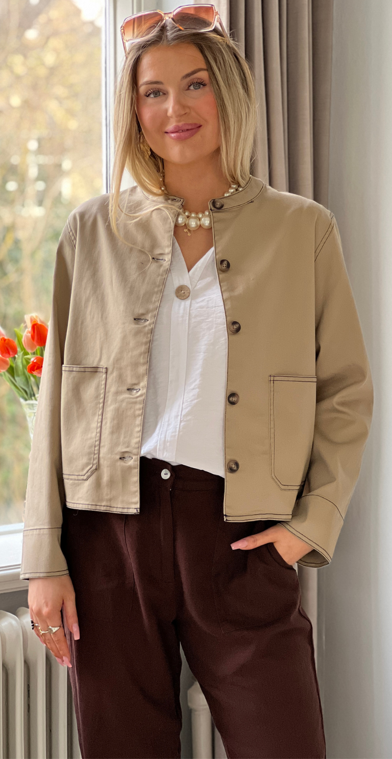 Penny jakke med tydelige stikninger camel LikeLondon