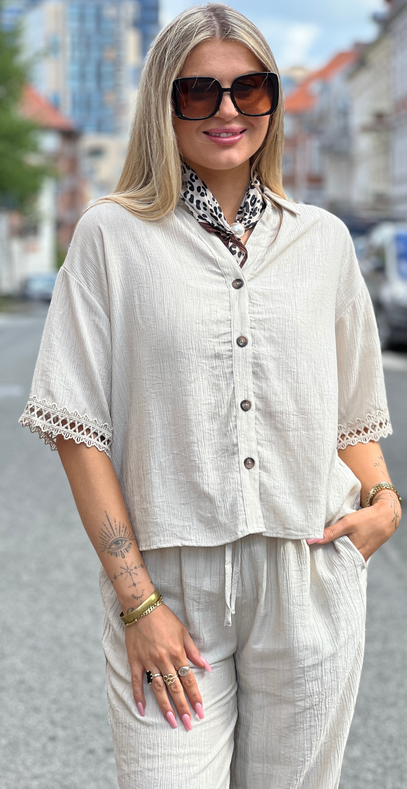 Regina skjortebluse med blondekant beige LikeLondon