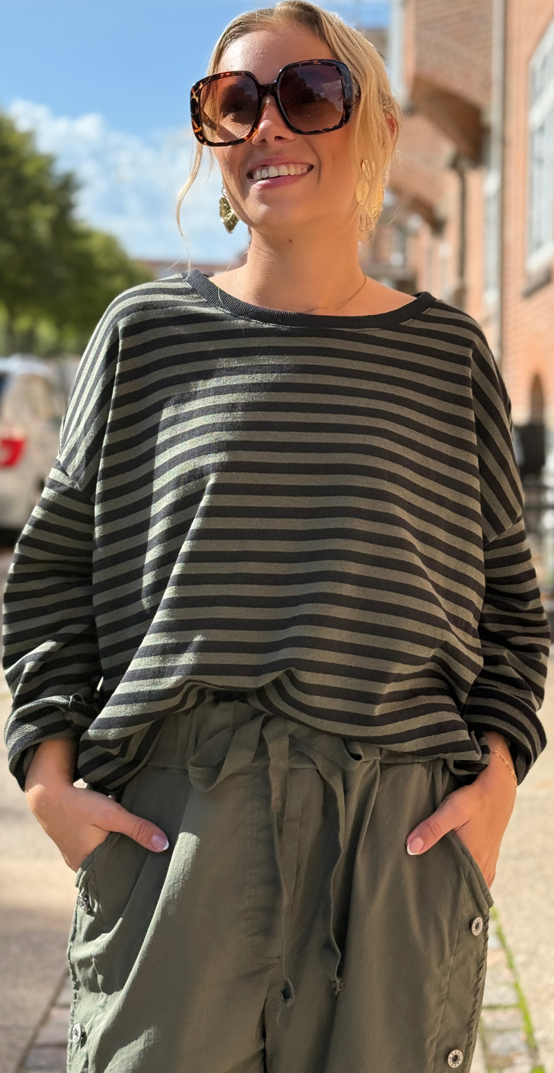 Zenia bluse med lange ærmer og striber sort/khaki LikeLondon