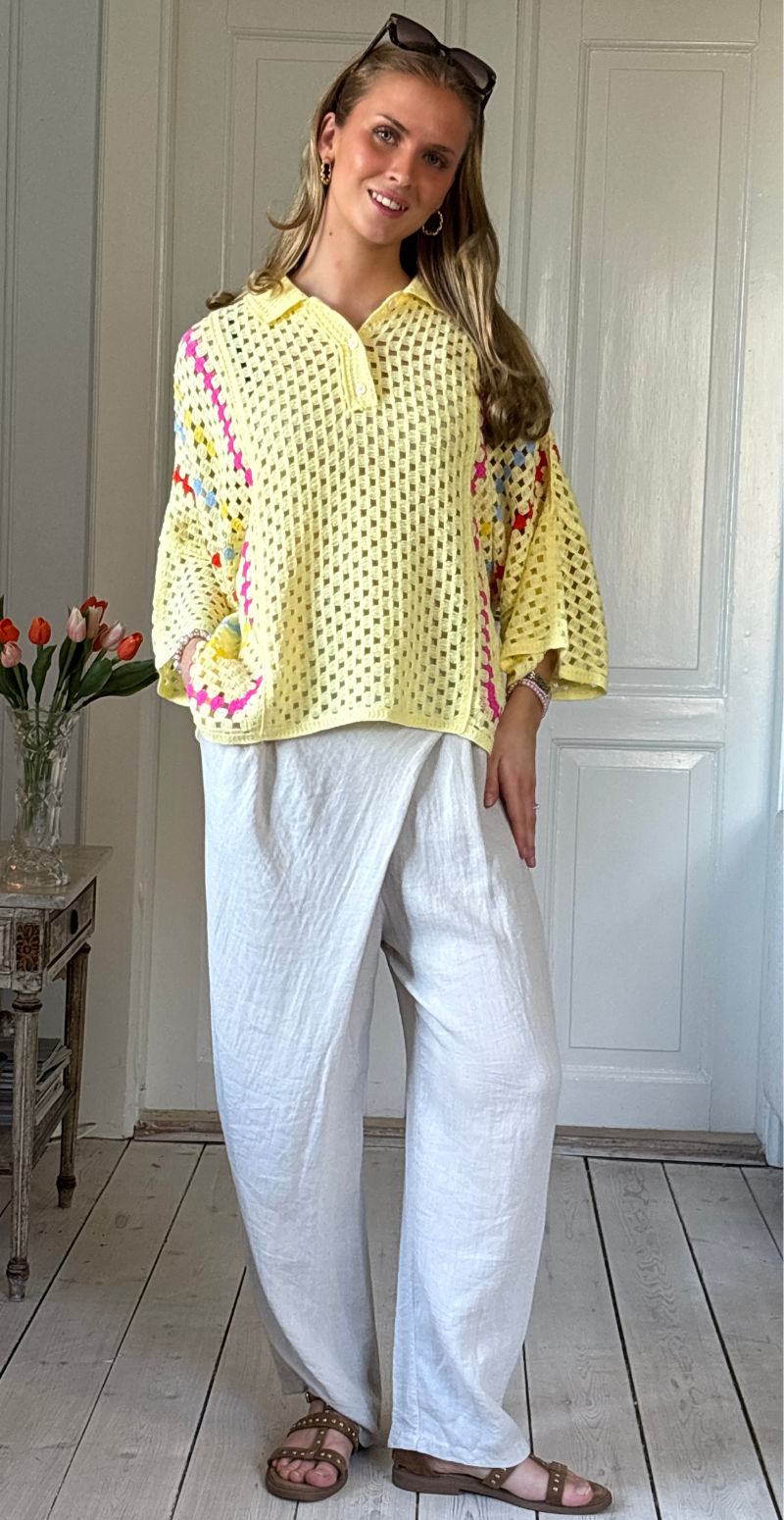 Thelma hæklet bluse med stolpelukning og krave gul LikeLondon