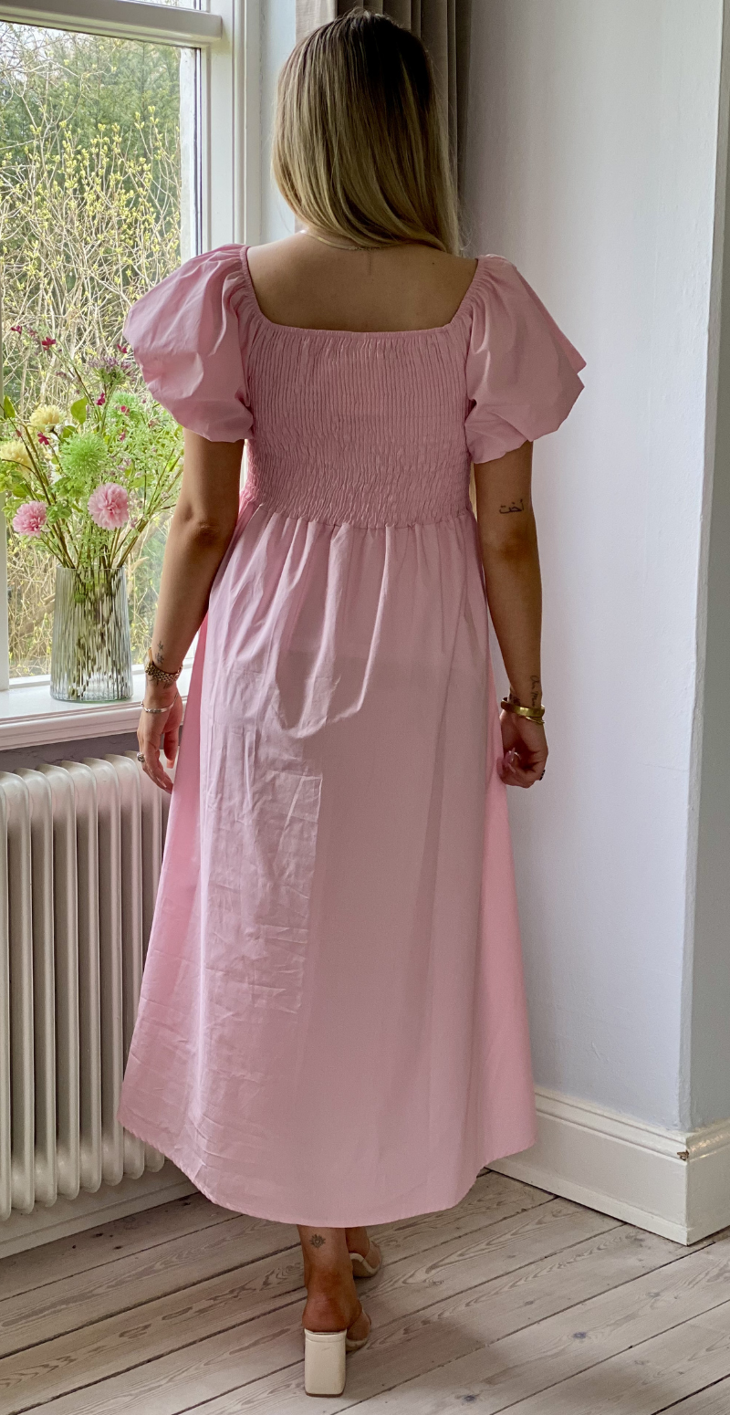 Annebell lang kjole med smock og pufærmer rosa LikeLondon